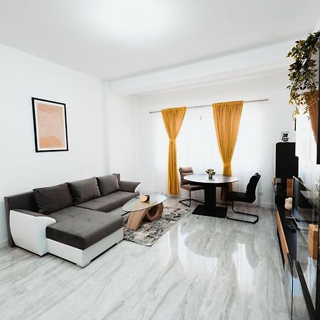 Cozy Aparthotel - Central City Suceava Exteriör bild