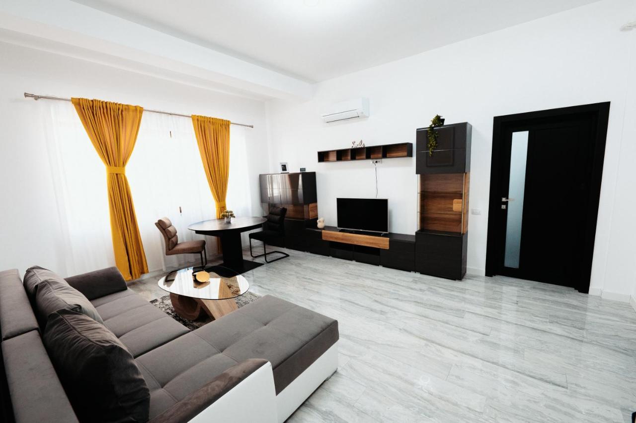 Cozy Aparthotel - Central City Suceava Exteriör bild