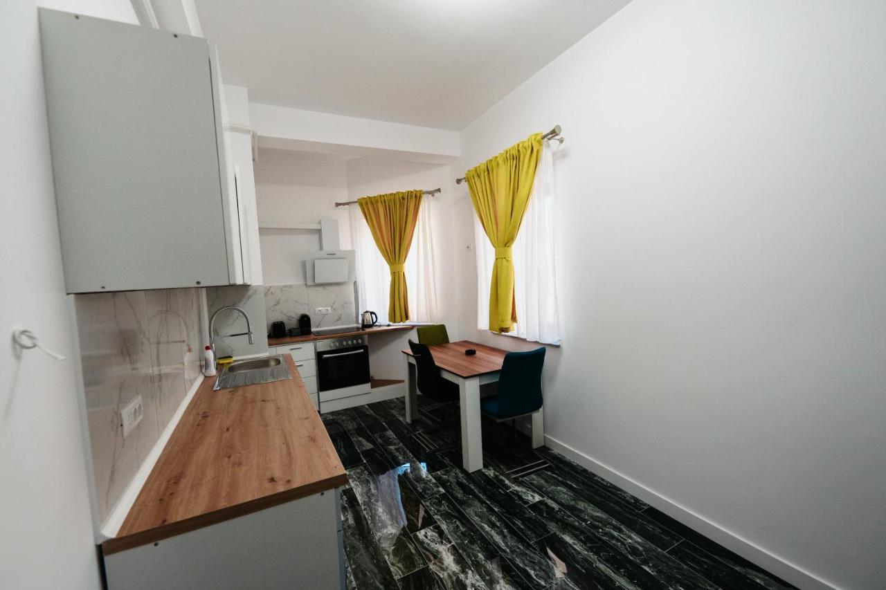Cozy Aparthotel - Central City Suceava Exteriör bild