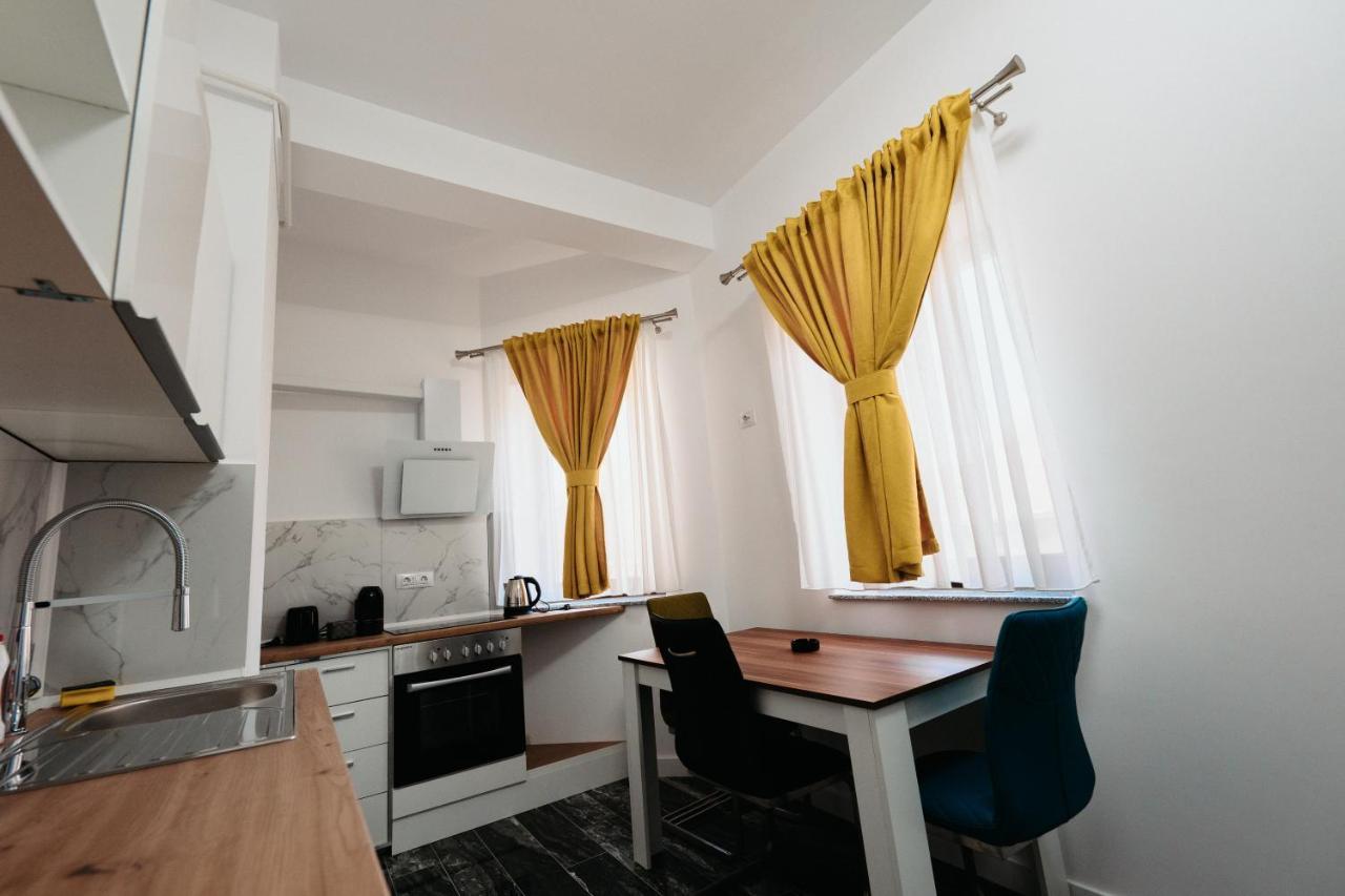 Cozy Aparthotel - Central City Suceava Exteriör bild