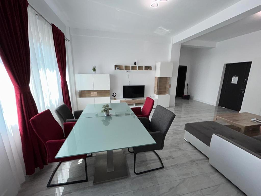 Cozy Aparthotel - Central City Suceava Exteriör bild